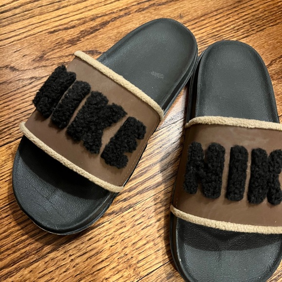 Nike Shoes - Nike Offcourt slides